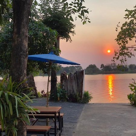 Ruen Thai Ban Rim Nam كامفاينغ فيت المظهر الخارجي الصورة