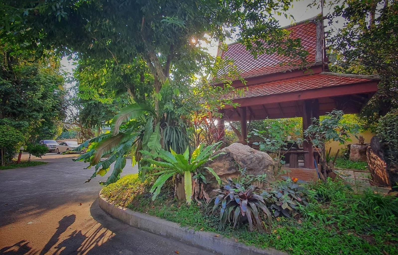 Ruen Thai Ban Rim Nam كامفاينغ فيت المظهر الخارجي الصورة