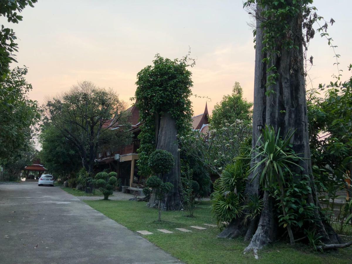 Ruen Thai Ban Rim Nam كامفاينغ فيت المظهر الخارجي الصورة