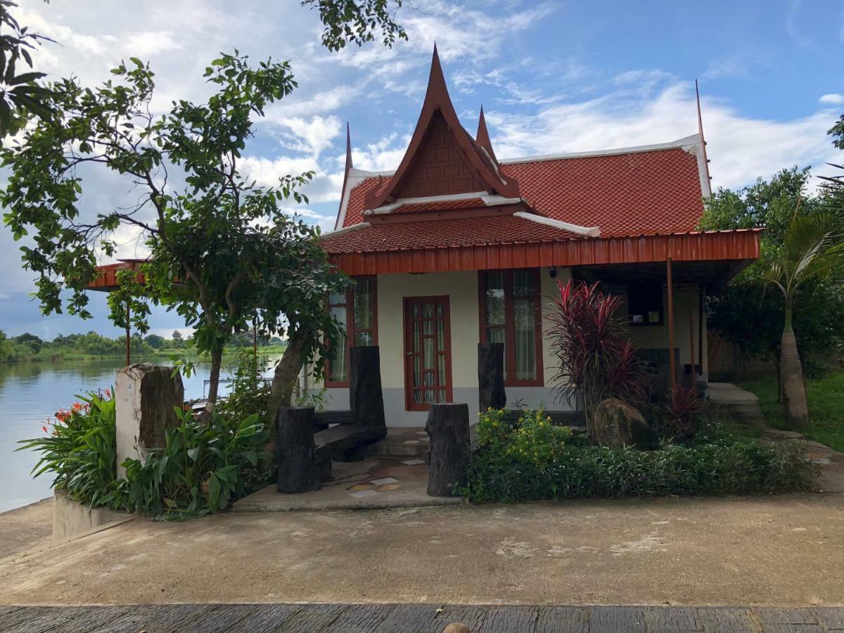 Ruen Thai Ban Rim Nam كامفاينغ فيت المظهر الخارجي الصورة