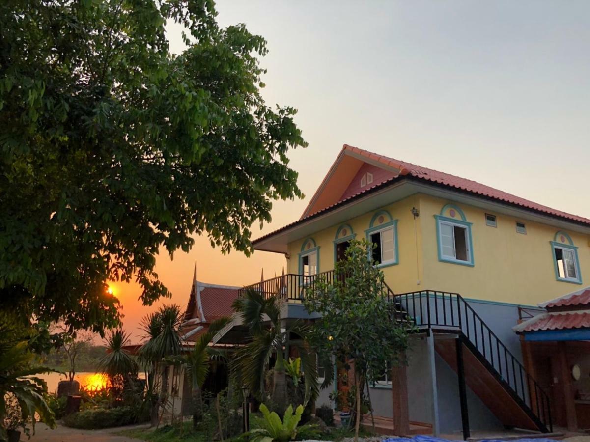 Ruen Thai Ban Rim Nam كامفاينغ فيت المظهر الخارجي الصورة