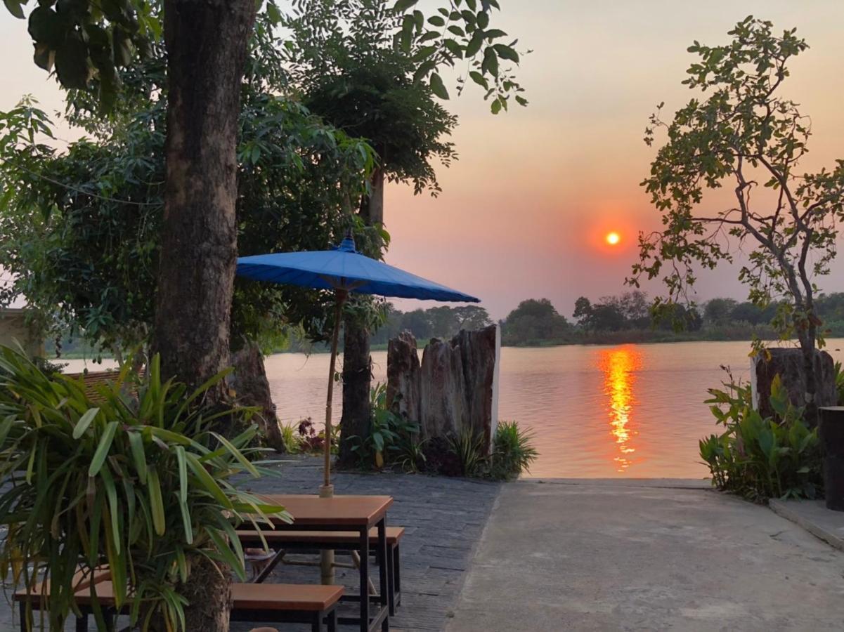 Ruen Thai Ban Rim Nam كامفاينغ فيت المظهر الخارجي الصورة