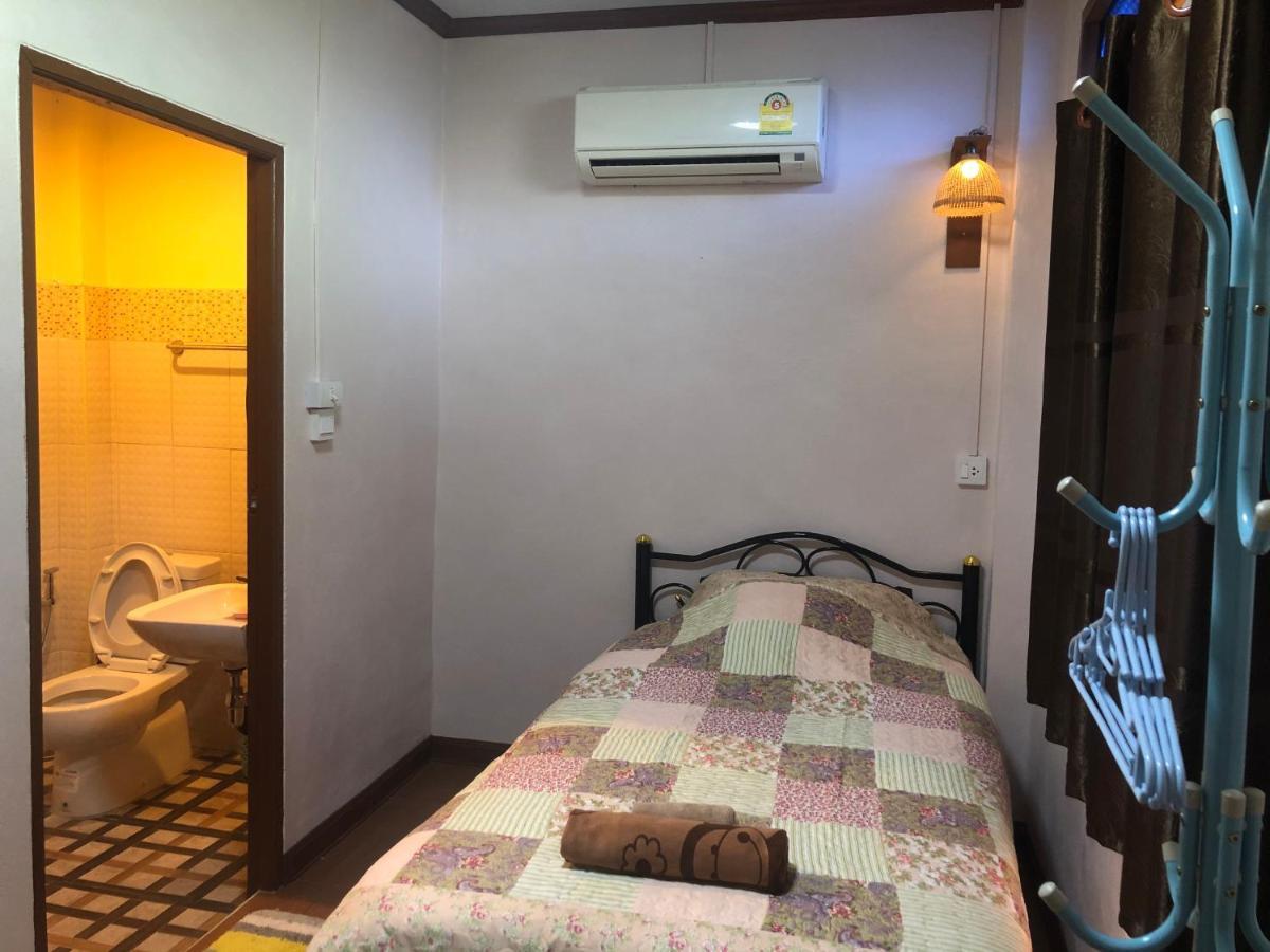 Ruen Thai Ban Rim Nam كامفاينغ فيت المظهر الخارجي الصورة